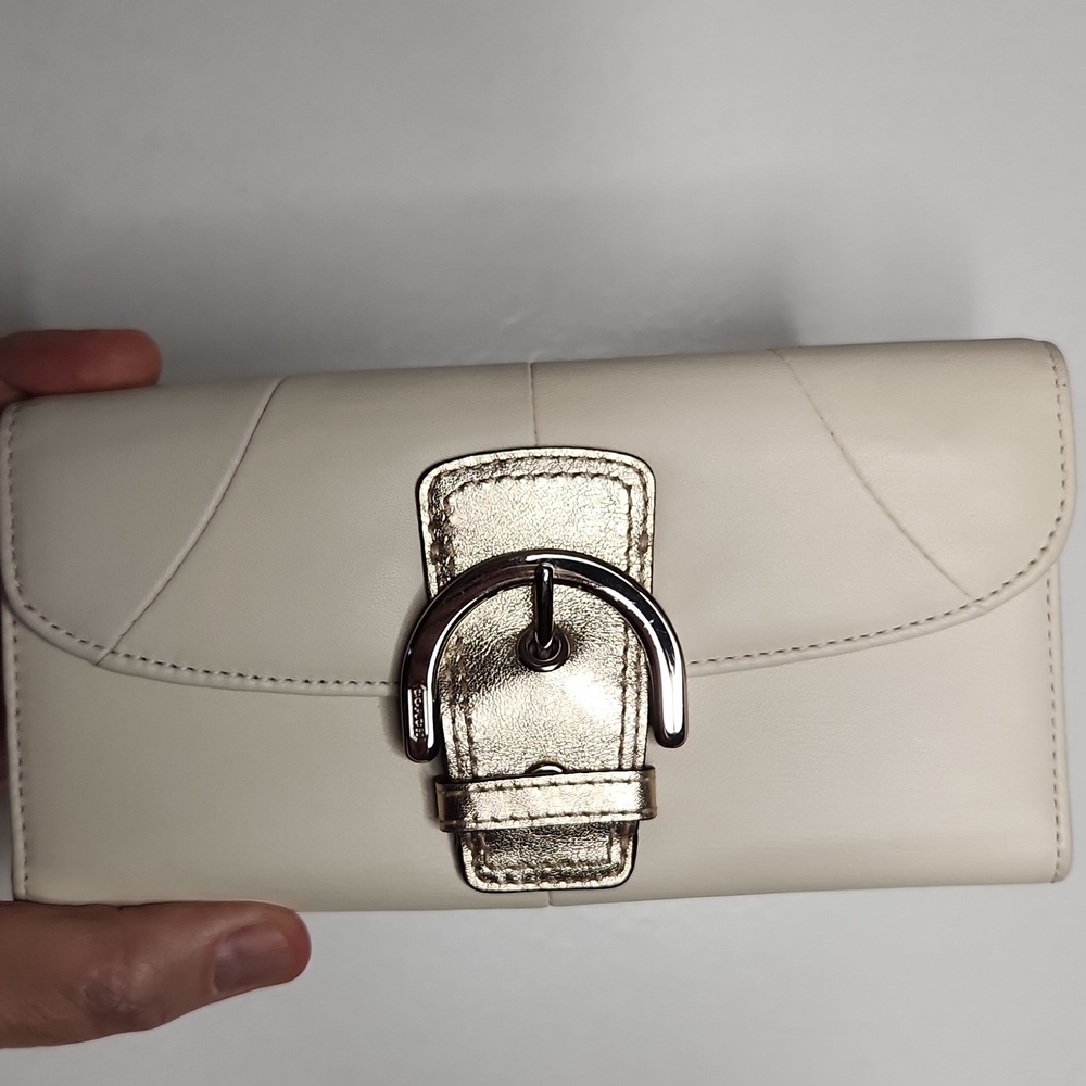 Coach Soho Trifold Wallet w/Metallic Gold Interior & Gold Buckle Snap Closure!!